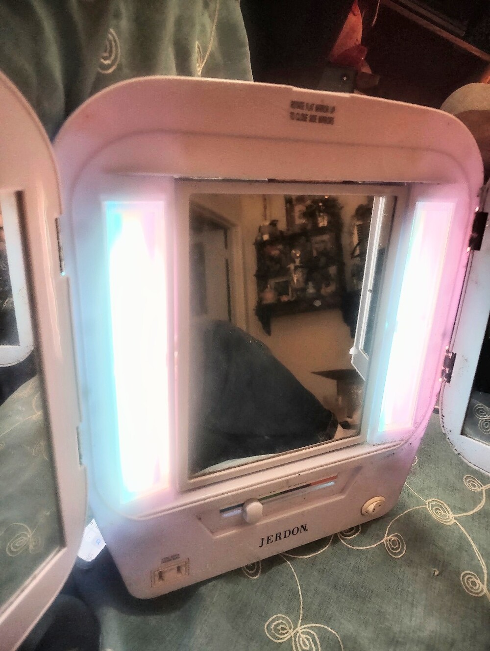 Portable Lighted Tri-Fold Makeup Mirror With 5X Magnification By Jerdin JGL10W